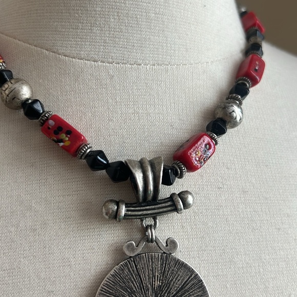 Elegant Red and Black Pendant Necklace - Picture 5 of 8